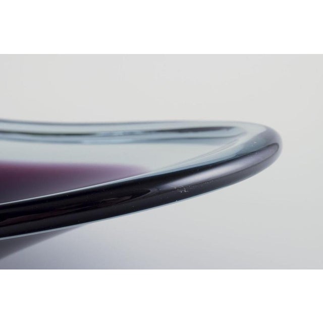 Vicke Lindstrand Large Bowl in Art Glass in Clear and Purple by Vicke Lindstrand for Kosta Boda, 1970s For Sale - Image 4 of 6