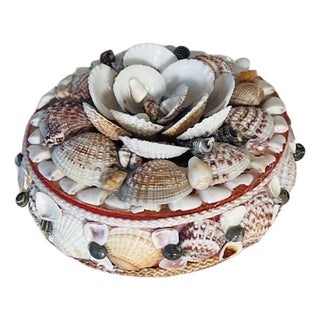 Antique Round Sea Shells Encrusted Encrusted Florida Gift Box For Sale