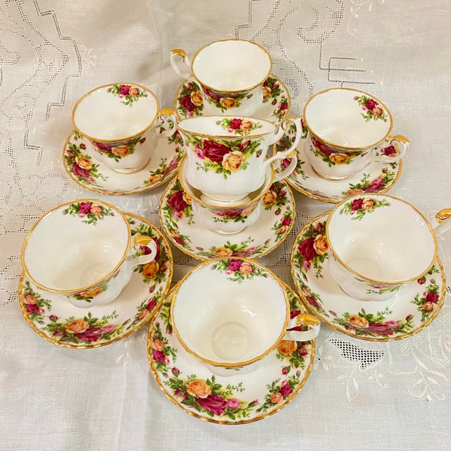 Royal Albert "Old Country Roses" Fine Bone China Made in England - 40 Pieces For Sale In Sacramento - Image 6 of 9
