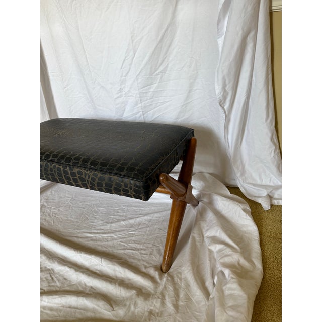 1950s Authentic t.h. Robsjohn-Gibbings for Widdicomb Walnut X-Base Footrest Ottoman, Labeled, C. 1952-1955 For Sale - Image 5 of 12