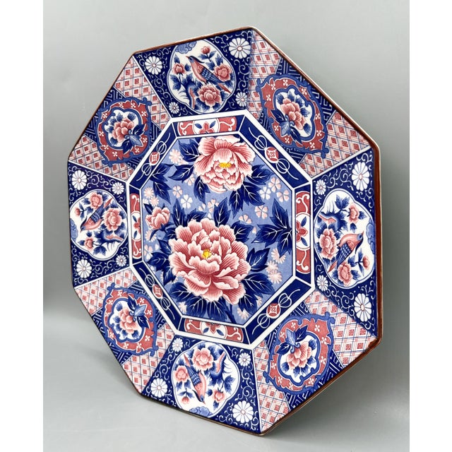 1970s 1970s Chinoiserie Toyo Japan Octagonal Imari-Style Blue and Pink Floral & Bird Platter / Charger For Sale - Image 5 of 14