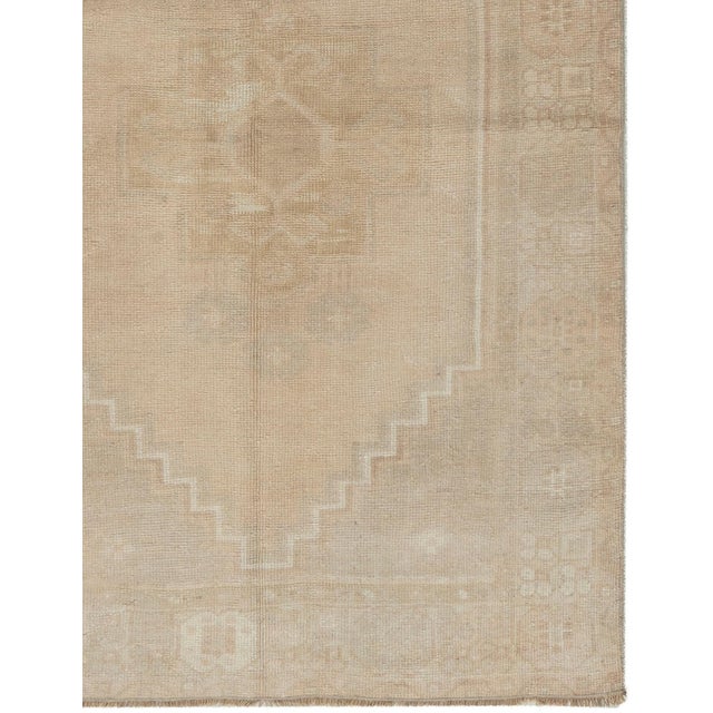 Oushak's are known for their soft palettes combined with eccentric drawing. Oushak in western Turkey has the longest...