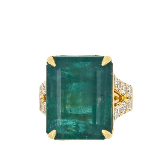 Modern Vivid Green Emerald Shape Step Cut Emerald Diamond Cocktail Ring, Size 6.5 For Sale - Image 3 of 10