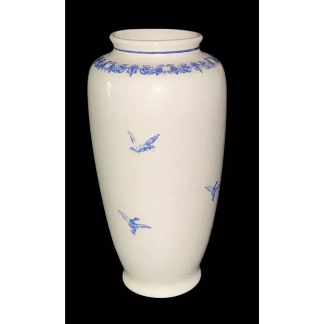 1990s Vintage Cream and Blue Romantic Toile Chinosary Country Design Vase For Sale - Image 5 of 6