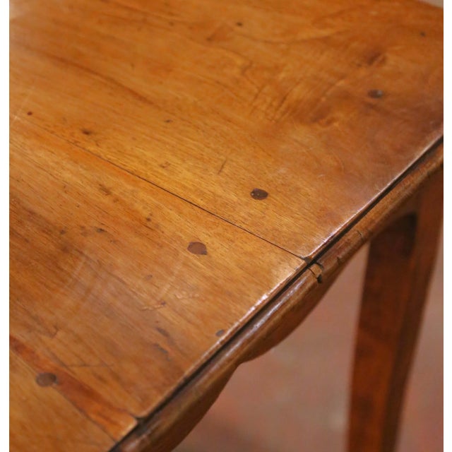 18th Century French Louis XV Walnut Side Table With Drawer For Sale - Image 4 of 14