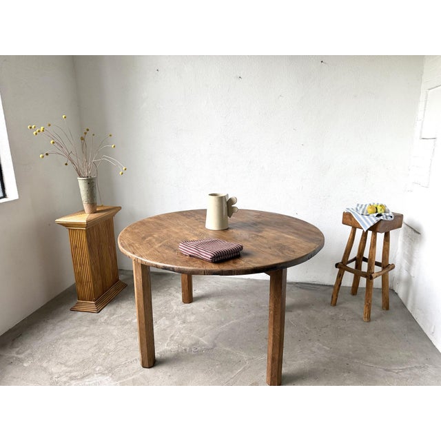 1950s round table in solid oak, in the brutalist and modernist spirit. Its highlight is the tabletop: an antique oak with...