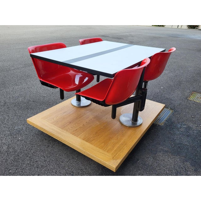 This majestic set from the 1970s, designed by Osvaldo Borsani, for Tecno, stands out for its table with dimensions of 85...