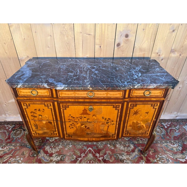 A magnificent Transition-style commode dating from the 1920s, a refined example of French Orientalism. This beautifully...