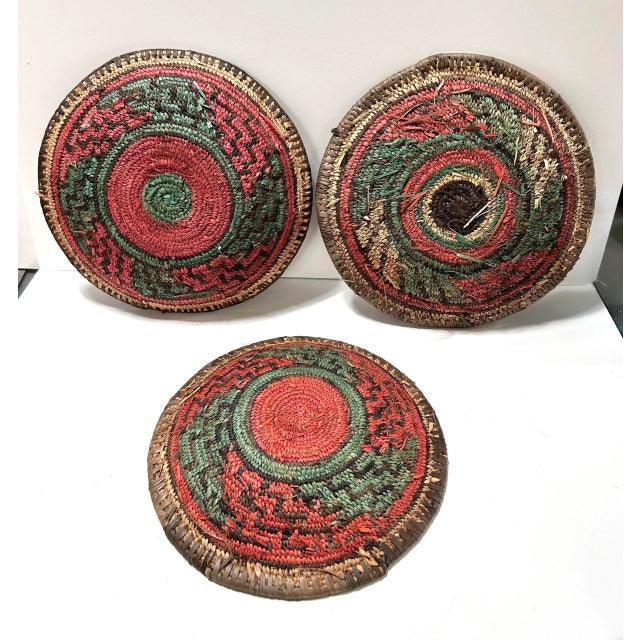 Early 20th Century African Coiled Raffia Basket Bowls – Uganda, Set of 3 For Sale In Louisville - Image 6 of 8