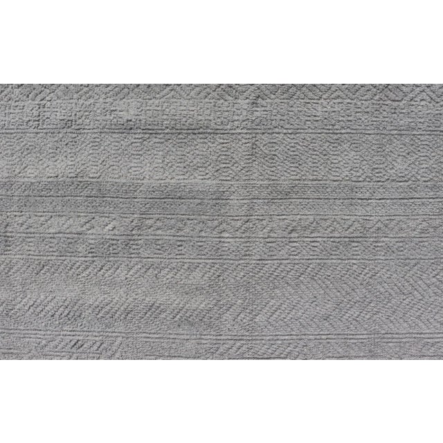 Cream Modern Hand-Knotted Oushak Rug in Wool With Sub-Geometric Design in Cream & Neutrals For Sale - Image 8 of 11