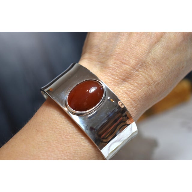 Early 20th Century Mexican Sterling Silver and Carnelain Gemstone Smooth Cuff Bracelet For Sale - Image 12 of 18