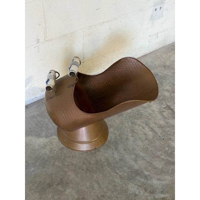 Metal Hammered Copper Firewood Holder With Ceramic Handles Vintage Mid-Century Modern 1960s For Sale - Image 7 of 11
