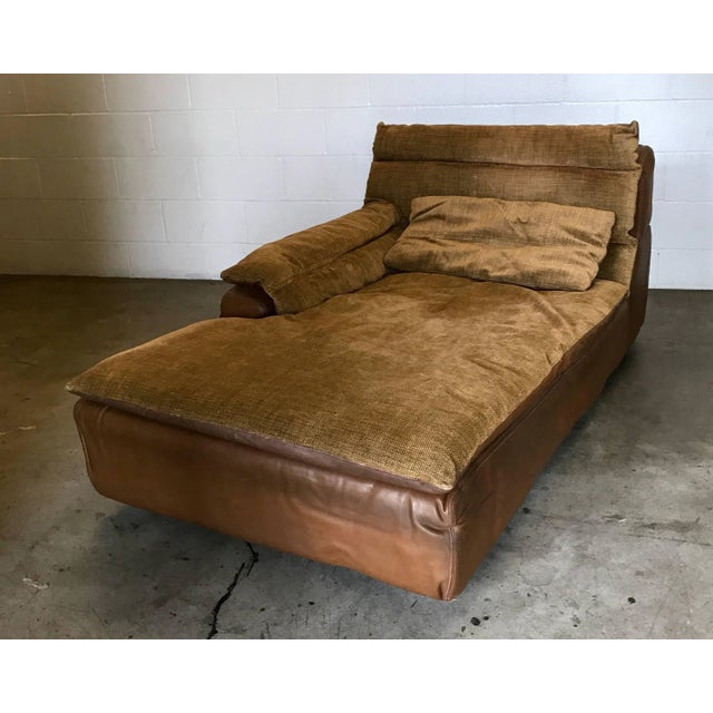Glamorous suede leather daybed signed by Rossi di Albizzate. Leather and suede by Borbonese.