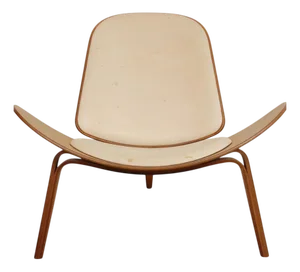 CH07 Shell Chair in Walnut by Hans Wegner