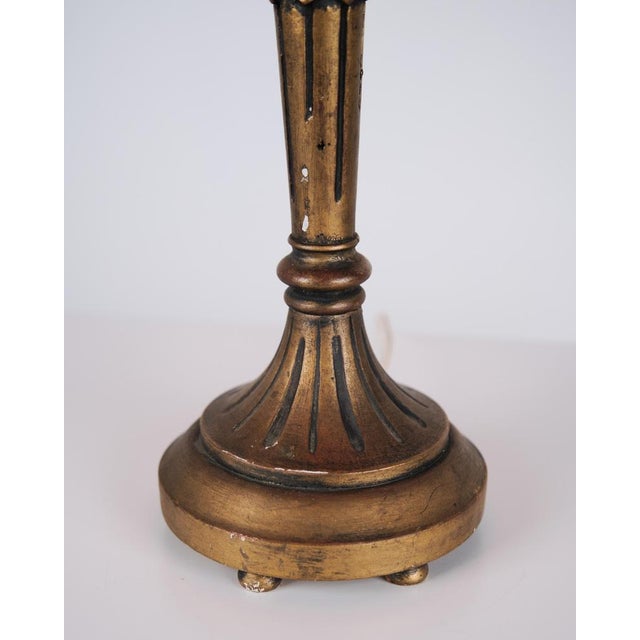 Table Lamp in Gilded Wood with Carvings and Red Lampshade, 1940 For Sale - Image 4 of 10
