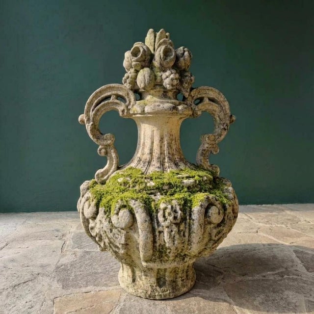 Beige Antique Vicenza Stone Vases from Palazzo Veneto, 1880, Set of 2 For Sale - Image 8 of 10