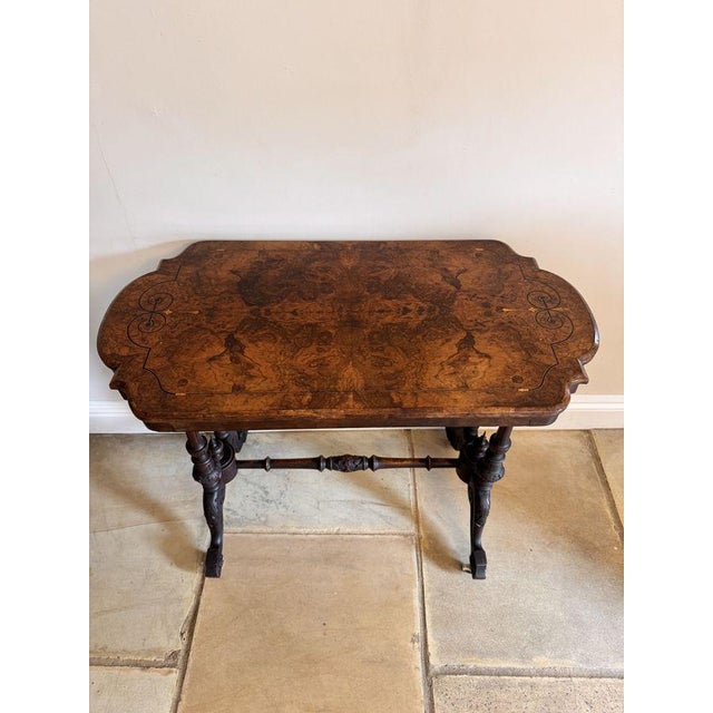 Quality antique Victorian burr walnut occasional table, having a quality antique Victorian occasional table with a burr...