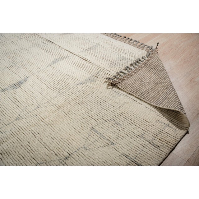 Hand-knotted in wool, this 12 x 15 Marrakech Beige Solace rug carpet is a refined addition to our contemporary oversized...