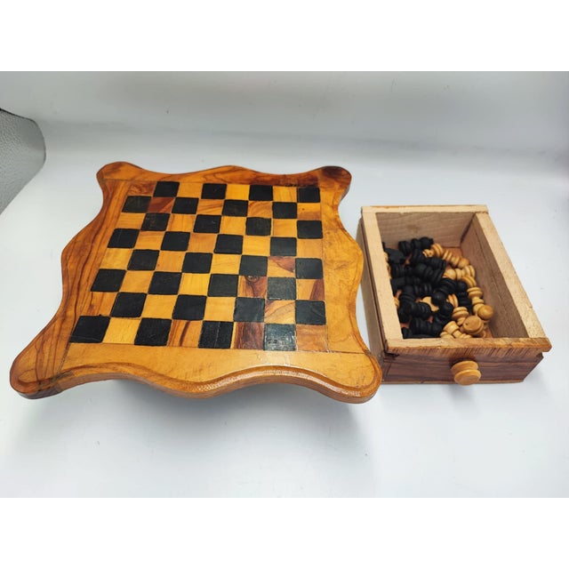 Wooden chess table with chess pieces, vintage from the 50s-60s, dimensions: height 7.5 cm, width 21.2 cm, depth 21.2 cm.