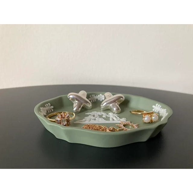 English Mid 20th Century English Wedgwood Jasperware Sage Green Jewelry Dish With Neoclassical Cherub Design For Sale - Image 3 of 12