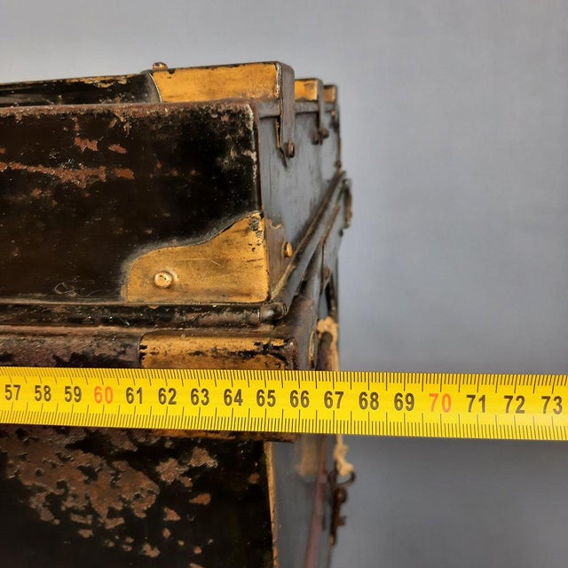 Antique Naval Britannia Trunk in Metal from Newton Shakespeare & Co. Ltd, Early 1900s For Sale - Image 15 of 18
