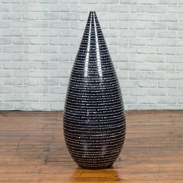 A Thai Chiang Mai contemporary ceramic black and white vase from the Prem collection with tapering lines. Charming our eye...
