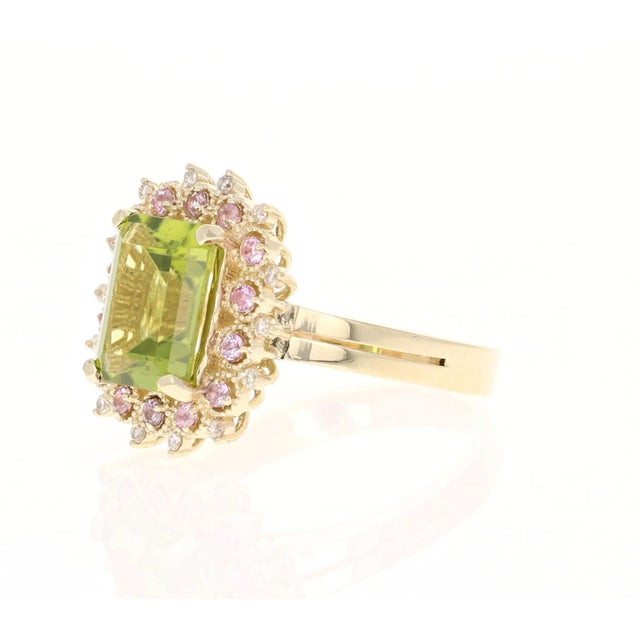Contemporary 3.68 Carat Peridot Sapphire Diamond 14 Karat Yellow Gold Ring, size 7 For Sale - Image 3 of 6