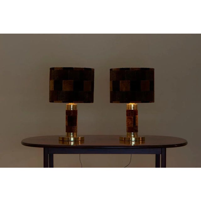 Pair of 1970s table lamps in brass and rug in Hollywood Regency design. 1 x E27 / A bulb each lamp. To be on the safe...