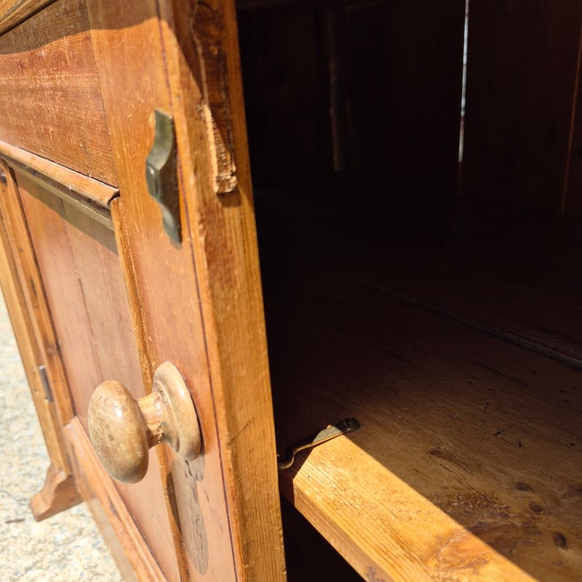 Circa 1890s English Scrubbed Pine Hutch Cabinet Welsh Dresser Cupboard W/ Plate Racks For Sale - Image 9 of 18
