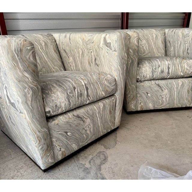 The Lee Industries swivel chair, style 6709-01SW, offers a refined blend of modern and transitional design with its clean,...