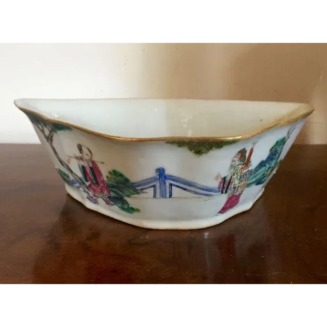 Chinese 19th Century Chinese Export Rose Porcelain Bowl For Sale - Image 3 of 11