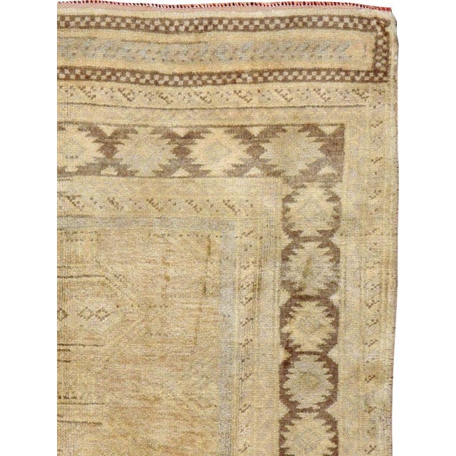 A vintage Turkish Oushak throw rug handmade during the mid-20th century. Measures: 3' 7" x 5' 7".