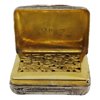 George III Silver and Gold Vinaigrette Box with Engravings and Friezes For Sale