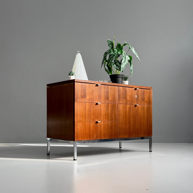 Sideboard by Florence Knoll Bassett for Knoll International, 1980s, in Good conditions. Designed 1980 to 1989 I have...