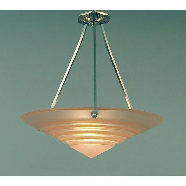 Talk about clean lines!! And who says “Size doesn’t matter?!!” At 45 cm in diameter this beauty sails into the size lead....