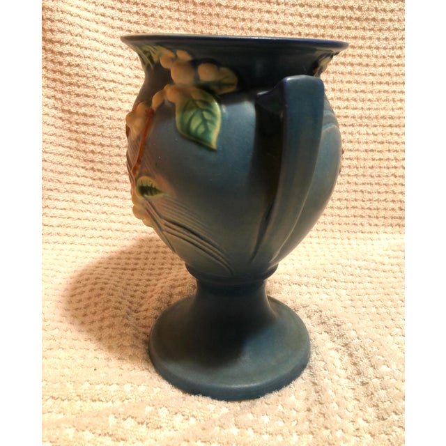 VTG Roseville Pottery Blue Trophy Vase C. 1947 1ur-8 Snowberry Pattern Approximately 8.5” X 6.5” X 5.5” For Sale - Image 11 of 12