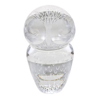Kosta Sweden 1960s Glass Owl Paperweight Lg 2458 by Vicke Lindstrand, Vintage Etched Crystal Figurine For Sale