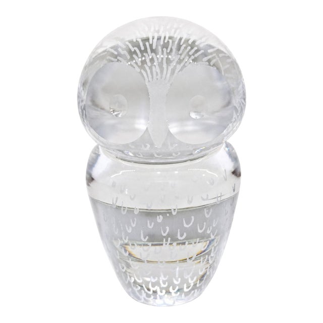 Kosta Sweden 1960s Glass Owl Paperweight Lg 2458 by Vicke Lindstrand, Vintage Etched Crystal Figurine For Sale