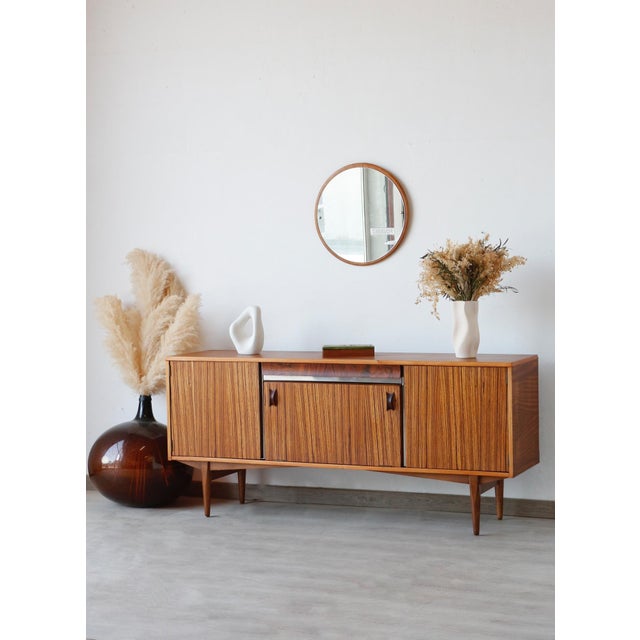 Be captivated by the authenticity of this magnificent scandinavian zebrano sideboard dating from the 1960s. This piece...