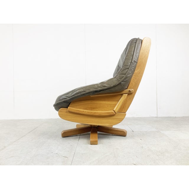 Sturdy oak and leather swivel chairs from the 1970s. Very comfortable leather cushion on a solid oak frame that h as a...