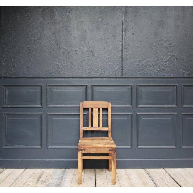 Provincial Indian chair made of sheesham wood. Dimensions: 95 cm high, 44 cm wide, 45 cm deep Seat height: 45 cm