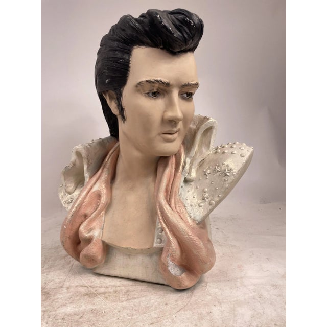A beautiful 1970s ceramic bust depicting Elvis, the King of Rock 'n' Roll. A great collectible and decorative item.