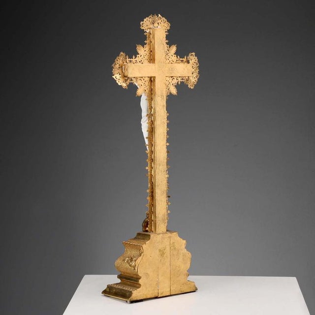 Crucifix in Gilded Wood and Biscuit Porcelain For Sale - Image 4 of 9