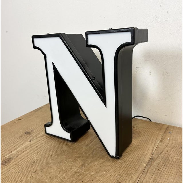 This vintage industrial illuminated letter N was made in Italy during the 1970s and comes from an old advertising banner....