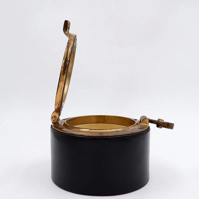 Jacques Adnet Style - 1960s - Mid-Century Dimensions: Ø 17 cm, H: 11 cm Materials: Brass - Glass - Leather Elegant...