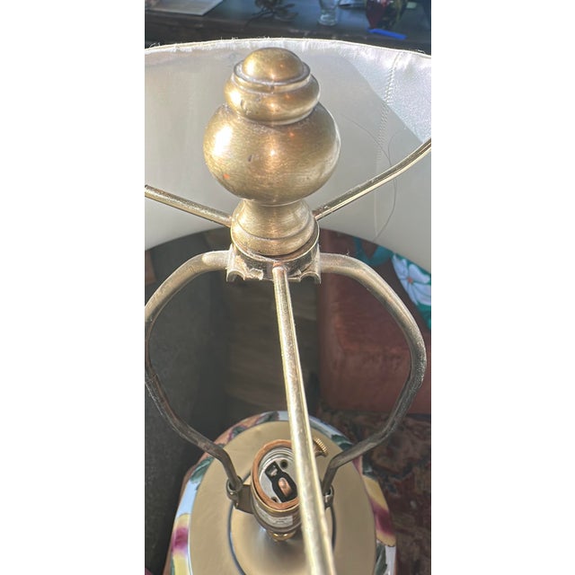 Vintage Chinoiserie Fruit & Lotus Porcelain Brass Table Lamp For Sale In Lexington, KY - Image 6 of 11
