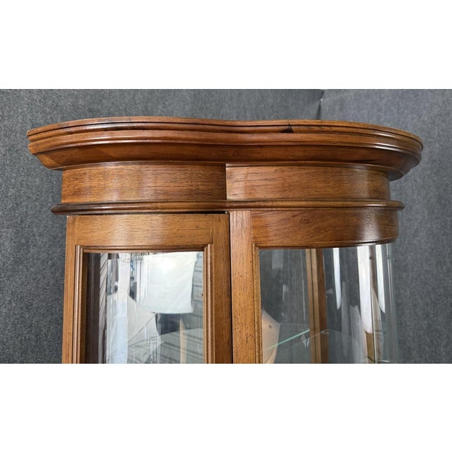 Late 20th Century Pulaski Furniture Co. Bombe Front Curio Cabinet For Sale - Image 10 of 14