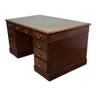 Victorian Pedestal Desk in Mahogany and Leather Top, 1880 For Sale