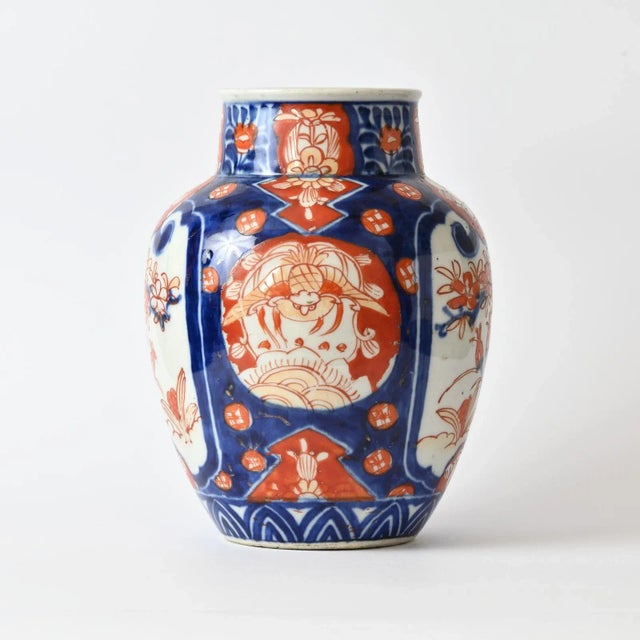 Antique Japanese Imari Porcelain Vase, in Very Good conditions. Designed before 1890