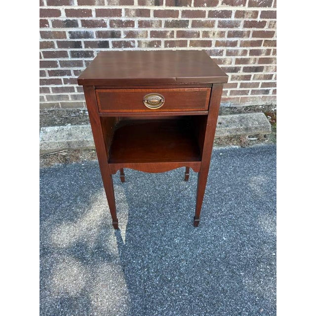 Early 20th Century Federal Style Mahogany Inlaid End Side Table. For Sale - Image 4 of 13